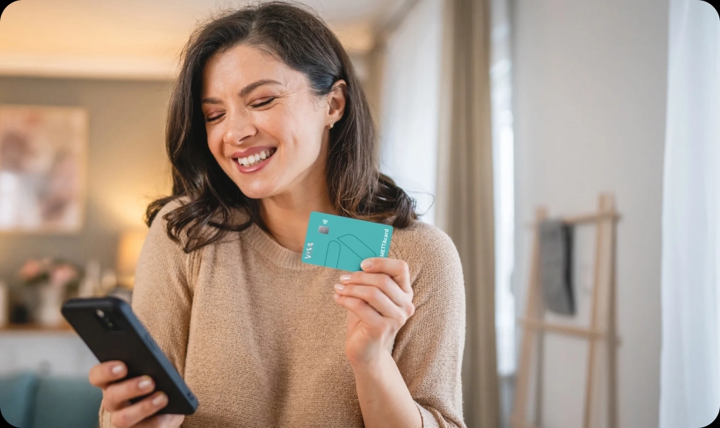 Jovem segurando cartão METTAcard
