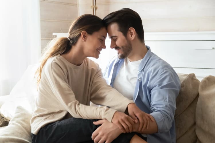 Uma familia comendo sorridente na mesa de jantar