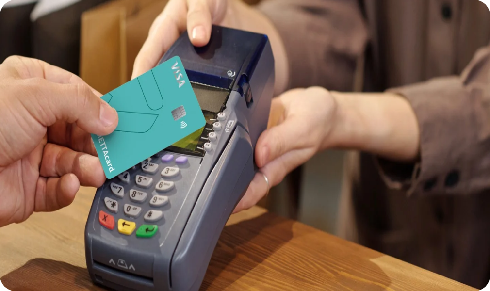Cartão METTAcard na máquina de cartões